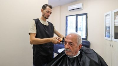 Buca Belediyesi’nin Çınarlar Buluşma Noktaları, ücretsiz kuaför, sağlık ve psikolojik