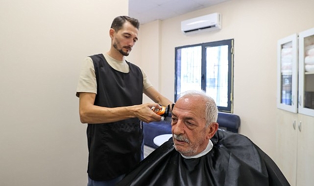 Buca’nın çınarlarının yüzü gülüyor Buca Belediyesi’nin Çınarlar Buluşma Noktaları, ücretsiz kuaför, sağlık ve psikolojik
