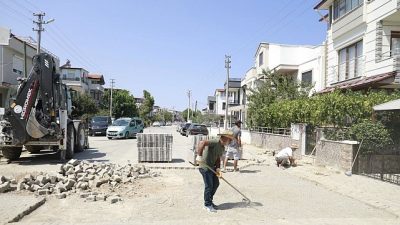 Burhaniye Belediyesi Fen İşleri Müdürlüğü ekipleri, ilçe genelinde çalışmalarına aralıksız