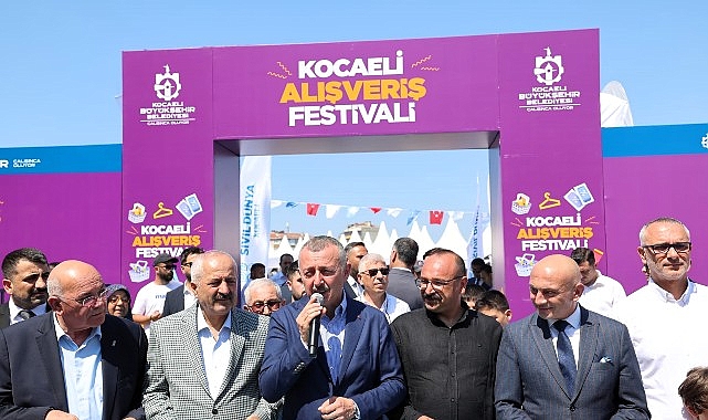 Büyükakın kurdeleyi kesti, hayırlı işler diledi Kocaeli Büyükşehir Belediyesi öncülüğünde 130 esnafın katılımıyla kurulan Gebze Alışveriş