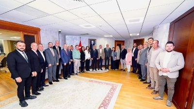 Kocaeli Büyükşehir Belediye Başkanı Tahir Büyükakın, sivil toplum kuruluşlarının temsilcilerini