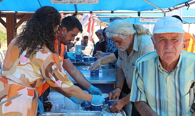 Büyükşehir 50 bin kişiye aşure ikram etti Antalya Büyükşehir Belediyesi, Muharrem ayı dolayısıyla Antalya’nın 19 ilçesinde yaklaşık