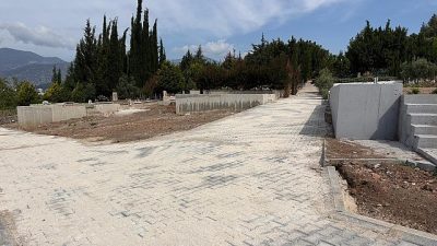 Antalya Büyükşehir Belediyesi Mezarlıklar Şube Müdürlüğü ekipleri, ilçelerde bulunan mezarlıklarda