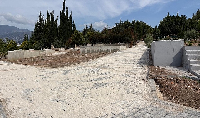 Büyükşehir ekiplerinden ilçe mezarlıklarında çalışma Antalya Büyükşehir Belediyesi Mezarlıklar Şube Müdürlüğü ekipleri, ilçelerde bulunan mezarlıklarda