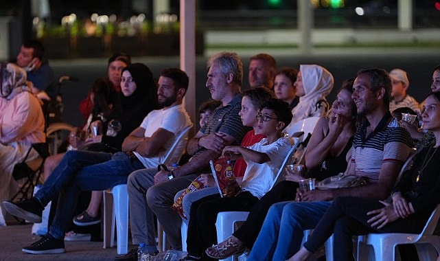 Büyükşehir yaza renk katıyor Kocaeli Büyükşehir Belediyesi’nin “Yaz Neşesi Etkinlikleri” kapsamında hafta sonu düzenlediği