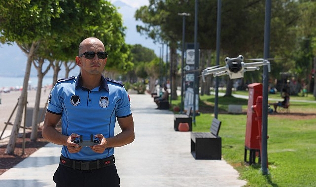 Büyükşehir zabıtası Konyaaltı Sahili’nde dron desteğiyle denetimlerini sürdürüyor Antalya Büyükşehir Belediyesi Zabıta Dairesi Başkanlığı ekipleri, yaz aylarıyla birlikte