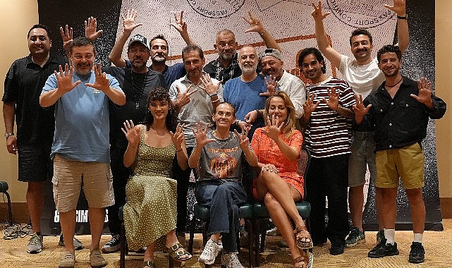 Çakallarla Dans 8: Şututgart Çıkarması ekibinin okuma provası bol kahkahayla geçti Yapımcılığını SugarWorkz, TAFF Pictures ve CJ ENM Türkiye'nin, yönetmenliğini Murat