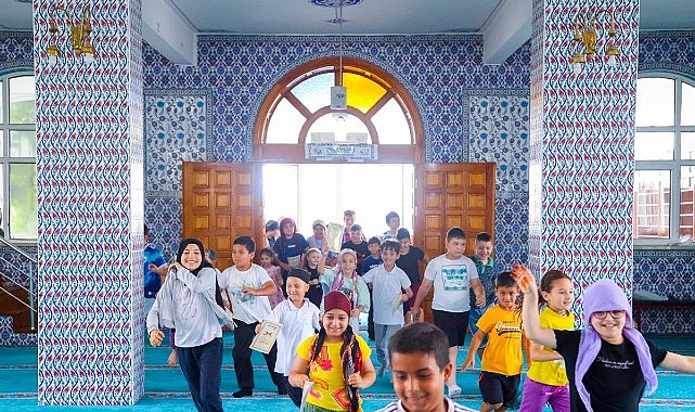 Canik Belediyesi’nden Gençlere Dondurma İkramı Canik Belediyesi, "Haydi Güle Oynaya Camiye Gel" projesiyle camilere koşan