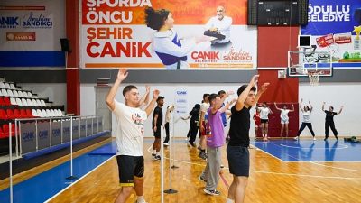 Canik Belediyesi'nin büyük ilgi gören ücretsiz akademiye hazırlık kurslarında gençler,