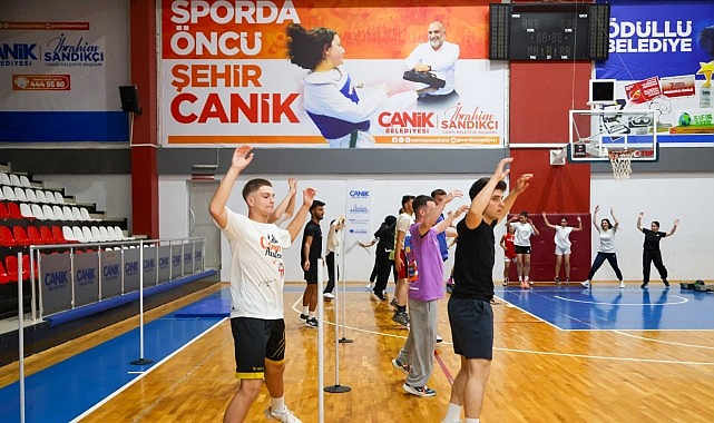 Canik’te Gençler Parkurun Tozunu Dumana Katıyor Canik Belediyesi'nin büyük ilgi gören ücretsiz akademiye hazırlık kurslarında gençler,