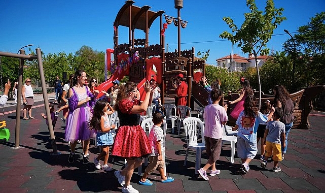 Çeşme’de yenilenen parklarda yaz boyu şenlik var Çeşme Belediyesi, ilçe genelinde yenilenen parkları mahalle yaşamını güçlendiren sosyal
