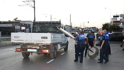 Çiğli Belediyesi Zabıta Müdürlüğü ekipleri, kent düzenini korumak, yaya güvenliğini