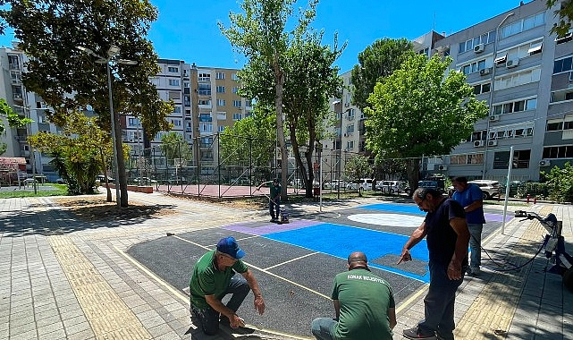 Çocuklar istedi, Başkan Mutlu yaptı: O park voleybol sahasına kavuştu Konak Belediye Başkanı Nilüfer Çınarlı Mutlu, çocuklardan gelen bir talebi