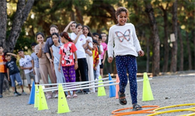 Çocuklar Kadifekale’de doyasıya eğlendi İzmir Büyükşehir Belediyesi'nin yaz akşamlarını renklendiren ve Urla’da başlayan “Mahalle