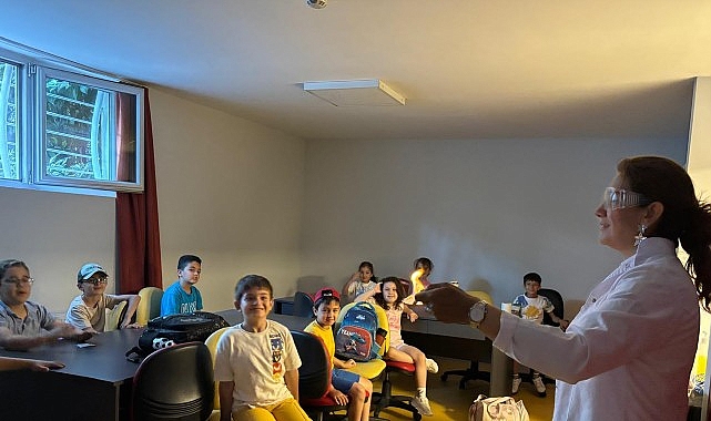 Çocuklar yaz tatilinde eğlenerek öğreniyor Maltepe Belediyesi’nin çocuklara yönelik düzenlediği Yaz Okulu, eğitici ve eğlenceli