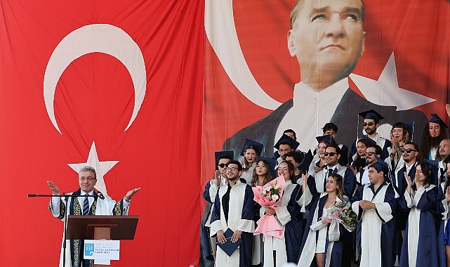 DEÜ Güzel Sanatlar Fakültesinde Mezuniyet Coşkusu: Başkan Cemil Tugay, Eşinin Mezuniyet Sevincine Ortak Oldu Dokuz Eylül Üniversitesi (DEÜ) Güzel Sanatlar Fakültesinin (GSF) 2025-2026 Akademik