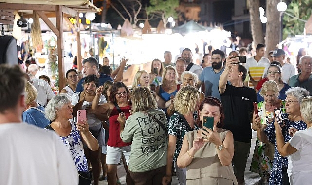 Didim Belediyesi Altınkum Sanat Sokağı’nda Sanat ve Dayanışmayı Buluşturdu Cumhuriyet Kadınları Ritim Grubu’nun sahne aldığı Altınkum Sanat Sokağı, müzik