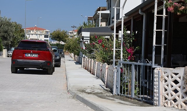 Didim Belediyesi, kent genelinde yürüttüğü kaldırım çalışmalarıyla yaya ulaşımını daha