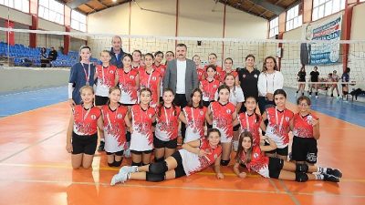 Dikili Belediyesi, geleceğin sporcularını plaj voleybolunda buluşturuyor. 6-12 Temmuz tarihleri