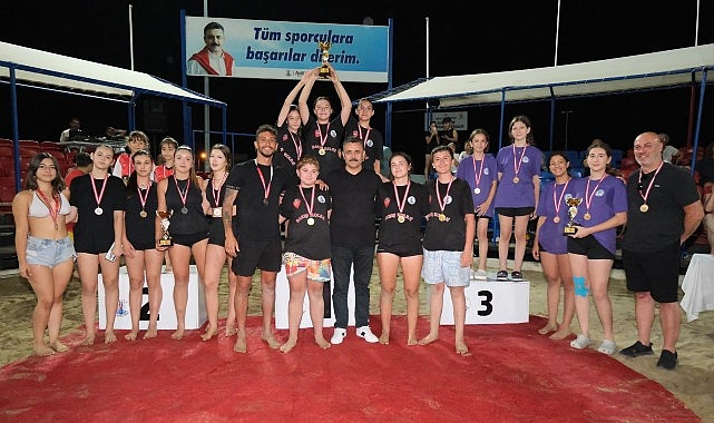 Dikili’nin Yıldızları Kupayı Kaldırdı Dikili Belediyesi tarafından bu yıl ilk kez düzenlenen 15 Yaş