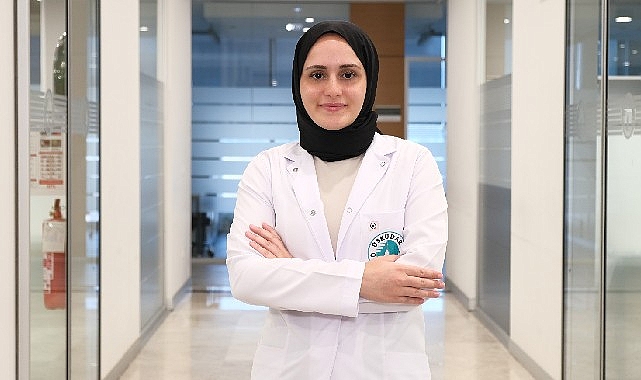 Dişler için tehlikeli ikili: Asit ve şeker Şekerli ve yapışkan gıdaların sık tüketilmesinin, diş minesindeki mineral kaybını