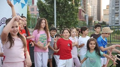 Osmangazi Belediyesi’nin yaz akşamlarına renk katan Mahalle Şenlikleri, Doğanbey Mahallesi’nde