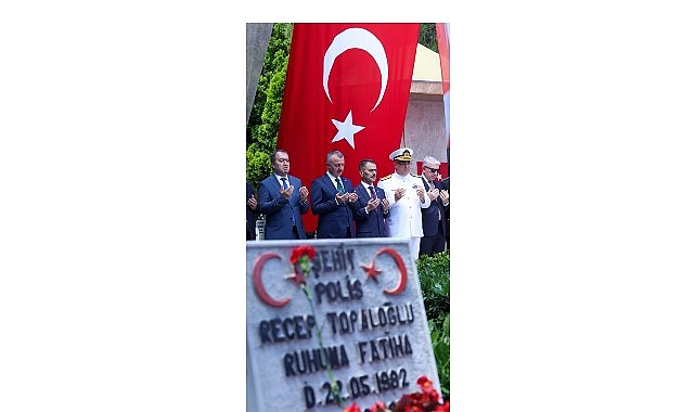Dualar kahramanlar için yükseldi Kocaeli Büyükşehir Belediye Başkanı Tahir Büyükakın, 15 Temmuz Demokrasi ve