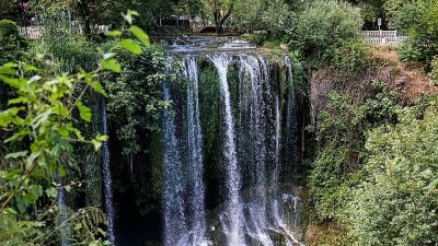Antalya’nın simge doğal güzelliklerinden olan Düden Şelalesi, havaların ısınmasıyla yerli