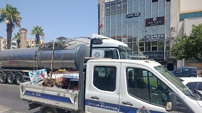 Efes Selçuk Belediyesi Zabıta Müdürlüğü ekipleri, kaldırımlarda vatandaşların geçişini engelleyen