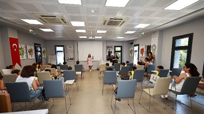 Efes Selçuk'ta yaz tatilinin başlamasıyla birlikte çocuklar toprağın ve üretimin