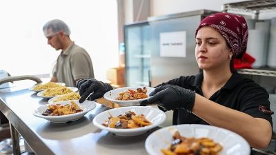 Buca Belediyesi’nin Kent Lokantaları, sunduğu uygun fiyatlı ve sağlıklı menülerle
