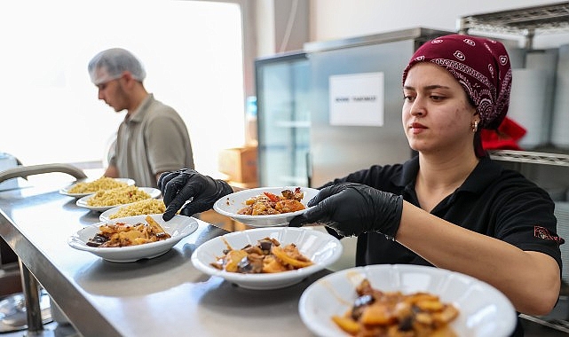 Ekonomik krizin ortasında sıcacık bir dayanışma Buca Belediyesi’nin Kent Lokantaları, sunduğu uygun fiyatlı ve sağlıklı menülerle