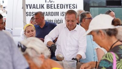 Ayvalık Belediyesi, Muharrem Ayı dolayısıyla düzenlediği etkinlikte Cumhuriyet Meydanı'nda binlerce