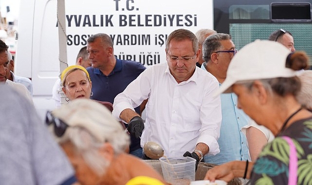 Etkinlik birlik, beraberlik ve paylaşma duygularının pekiştiği anlamlı bir buluşmaya dönüştü. Ayvalık Belediyesi, Muharrem Ayı dolayısıyla düzenlediği etkinlikte Cumhuriyet Meydanı'nda binlerce