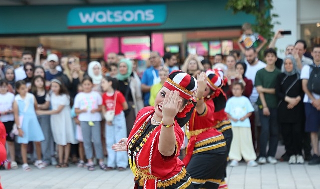 Festival Coşkusu İnegöl’ün Dört Bir Yanında İnegöl Belediyesi’nin düzenlediği 39. Uluslararası Kültür Sanat Festivali, dış park