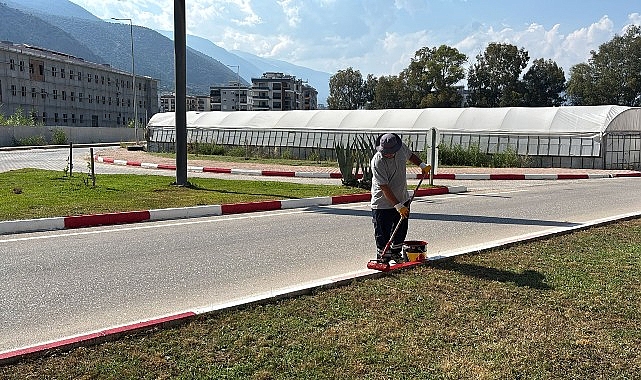 Finike’de yollar yenileniyor bordürler boyanıyor Antalya Büyükşehir Belediyesi, Finike'de yaz dönemi yol bakım ve onarım