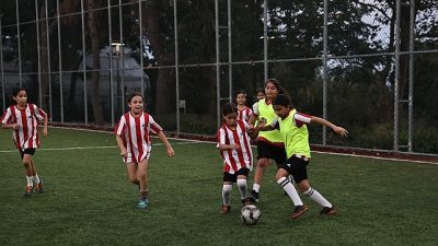 Antalya Büyükşehir Belediyesi Futbol Akademisi, yaz okulu programı kapsamında çocukları