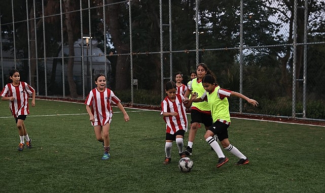 Futbol Akademisi’nde yaz dönemi Antalya Büyükşehir Belediyesi Futbol Akademisi, yaz okulu programı kapsamında çocukları