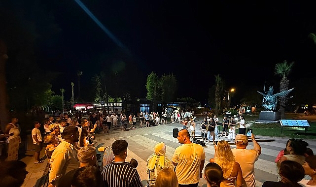 Geleceğin müzisyenleri Kemer gecelerini hareketlendirdi Kemer Belediye Başkanı Necati Topaloğlu öncülüğünde kurulan Kemer Belediyesi Gençlik