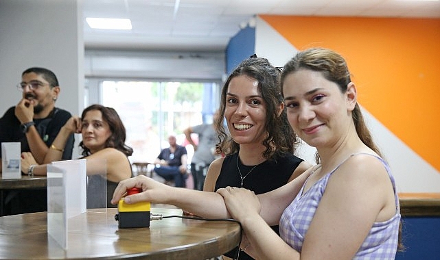Genç Yaka’da bilgi yarışması heyecanı! Karşıyaka Belediyesi, yepyeni bir oyun ve sosyal yaşam merkezi olarak