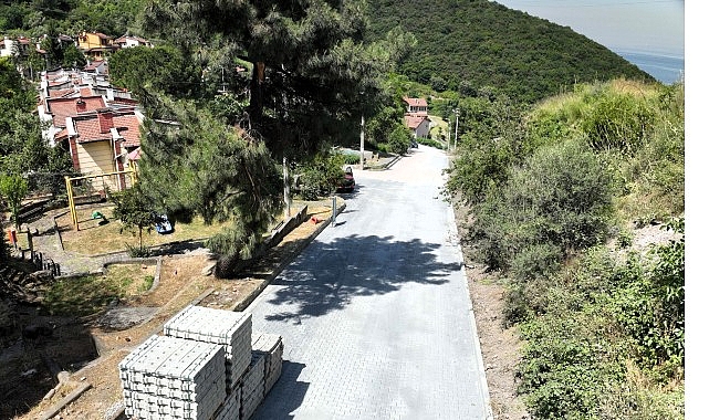 Gölcük Halıdere’de 3 sokakta parke yollar yenilendi Kocaeli Büyükşehir Belediyesi, Gölcük Halıdere Mahallesi’nde yürüttüğü üstyapı çalışmalarıyla vatandaşların