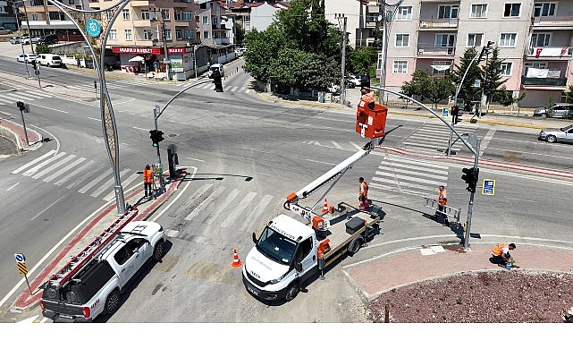 Güvenli yolculuk için Büyükşehir mesaide Kocaeli Büyükşehir Belediyesi, kent genelindeki sinyalizasyon sistemlerinin daha verimli çalışması