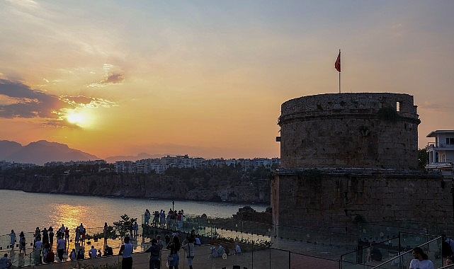 Hıdırlık Kulesi yeniden Antalyalılarla buluştu Antalya Büyükşehir Belediyesi, Hıdırlık Kulesi’nin tarihi dokusunu koruyarak, 2 bin
