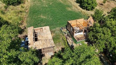 Kaçak yapıyla mücadeleyi sürdüren İnegöl Belediyesi, gelen ihbarlar ve yapılan