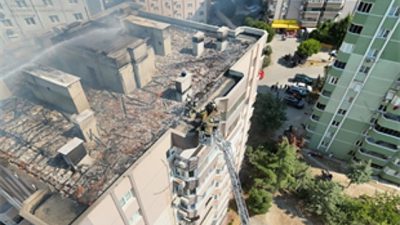 İzmir’in Menemen ilçesinde 10 katlı bir binanın çatısında yangın çıktı.