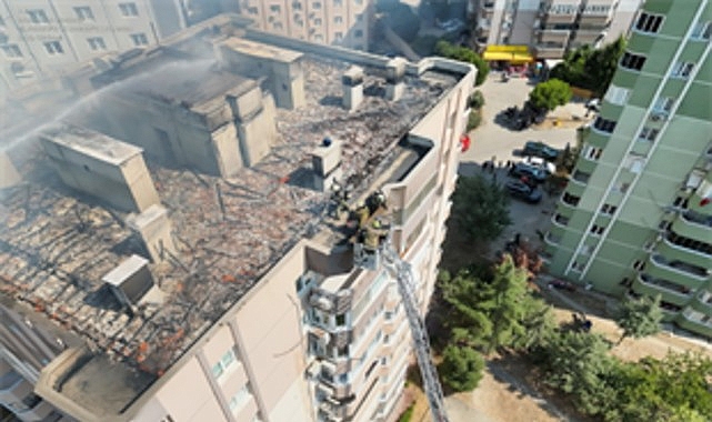 İzmir’in Menemen ilçesinde 10 katlı bir binanın çatısında yangın çıktı.