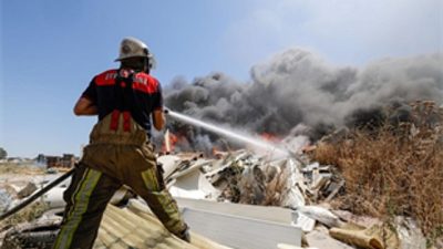 Çiğli'nin Kaklıç Mahallesi'nde tekne yapımında kullanılan polyester malzemelerin açık alanda