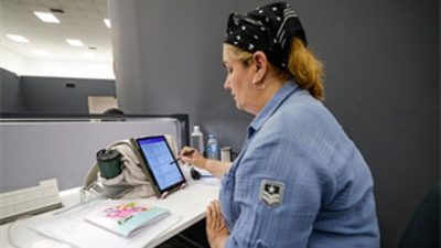 Kültürpark’taki kütüphaneler gece 23.00’e kadar kapılarını açık tutuyor. Gündüz çalışanlar