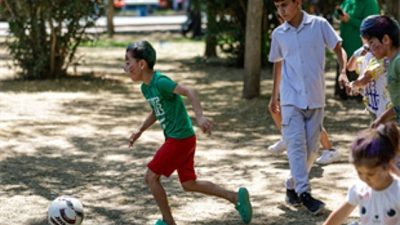 İzmir Büyükşehir Belediyesi'nin sosyal destek çalışmalarının yürütüldüğü mahallelerde yaşayan yurttaşlar
