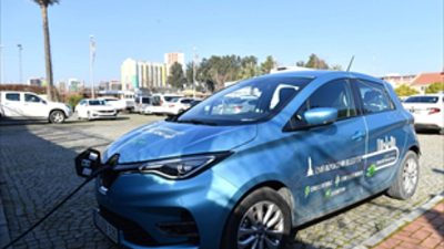 İzmir Büyükşehir Belediyesi, hizmet filosundaki 100 elektrikli araç sayesinde  yaklaşık